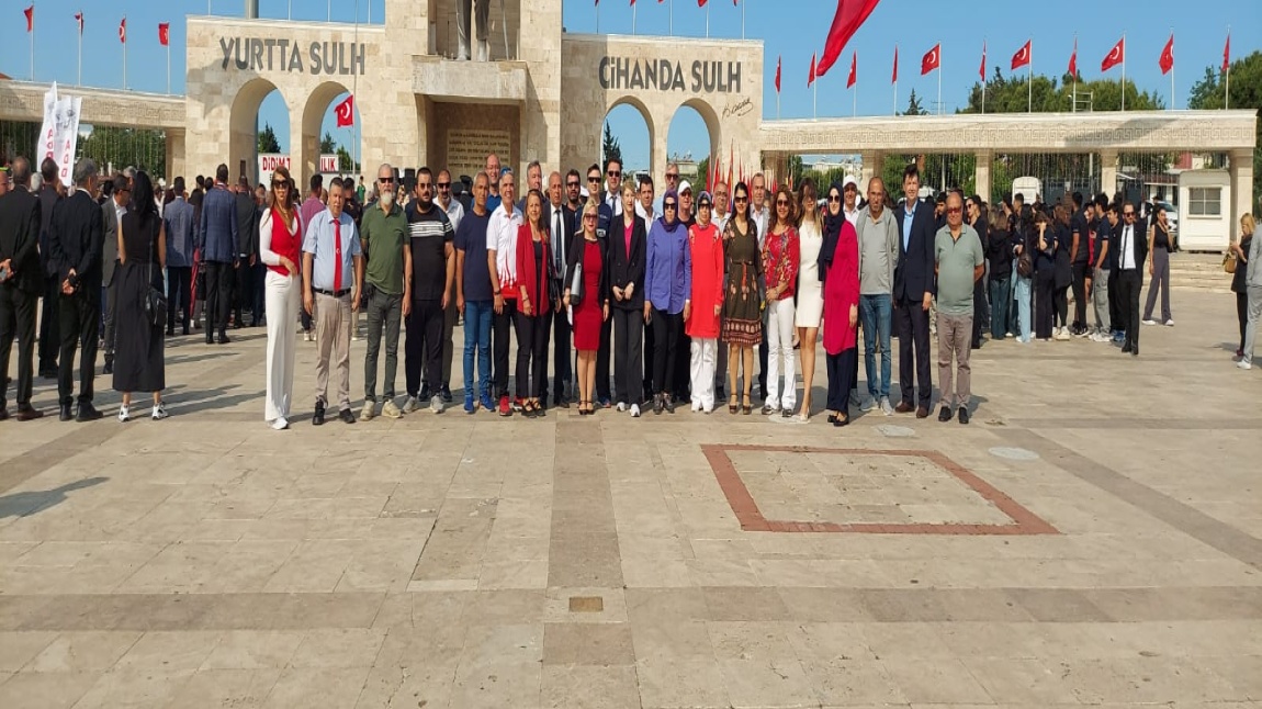 Kurumumuz personeli ile 19 Mayıs Gençlik ve Spor Bayramı Çelenk Sunma Törenine Katıldık.